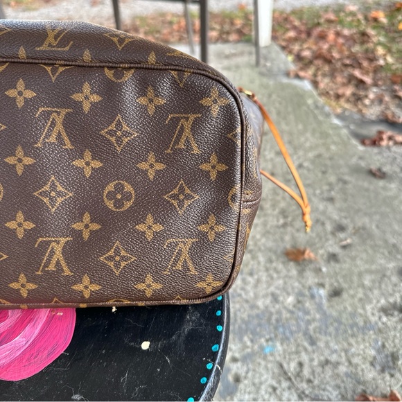 Authentic Louis Vuitton Neverfull MM Monogram Fuchsia - Picture 7 of 15